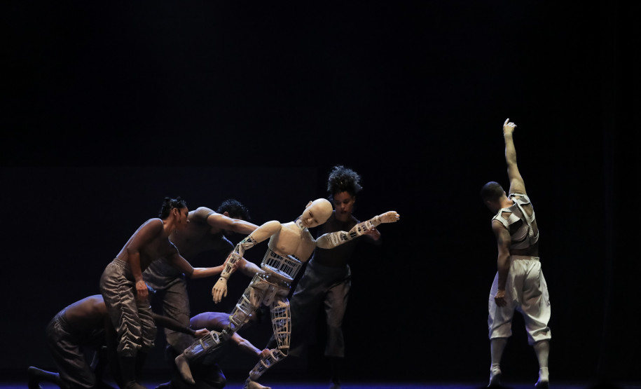 Balé Teatro Guaíra levanta a plateia e emociona no Festival de Dança de Londrina