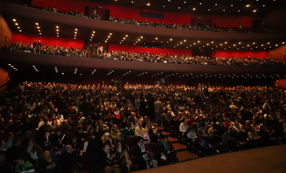 Ópera de Paris e Orquestra Sinfônica do Paraná emocionam Teatro Guaíra lotado