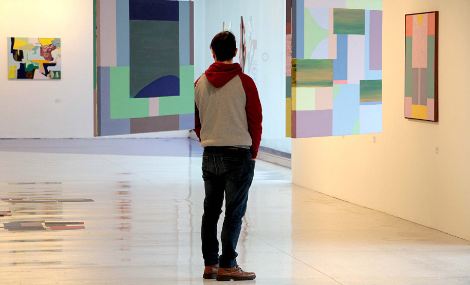 Museu de Arte Contemporânea do Paraná (MAC Paraná) - Quarta Pública |Jogo ABACORES – Exposição Pinturas Cometidas, de Ronald Simon – Na próxima quarta (15), das 10h às 11h30 e das 14h às 16h, a equipe da ação educativa da Mostra Ronald Simon – Pinturas Cometidas estará na sala 9 do MAC no MON para, por meio do jogo ABACORES, promover a ativação sensível e múltipla sobre cores e formas, conexões e composições, texturas e luzes, áreas e espaços.