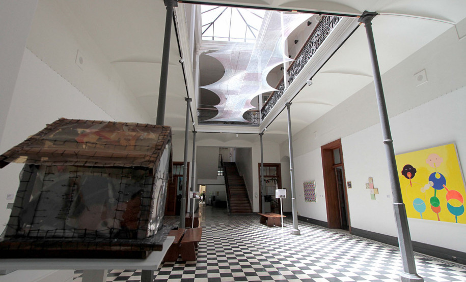 Museu de Arte Contemporânea do Paraná (MAC Paraná) - Em cartaz – “Ronald Simon – Pinturas Cometidas” na sala 09 do MAC no MON e “Deve ser aqui” na Sede Adalice Araújo.