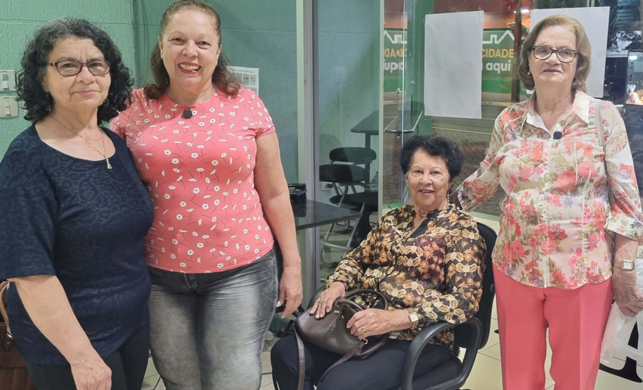 As amigas aposentadas Maria de Moraes, Eliana Modesto, Rosa da Silva e Maria Andrade, que toda semana se reúnem no Sesc Apucarana para atividades artísticas, estavam entre as mais animadas.