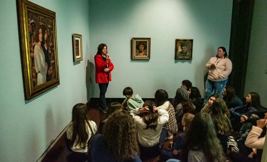 Museu Casa Alfredo Andersen (MCAA) - Visitas guiadas – O Setor Educativo do Museu Alfredo Andersen oferece visitas mediadas gratuitas no Museu Casa Alfredo Andersen. A visita conta com mediação na exposição fixa de Andersen, nas exposições temporárias, atividades com foco nos três gêneros de pintura do artista, atividades de curadoria e restauro e apresentação dos cursos da academia Alfredo Andersen.