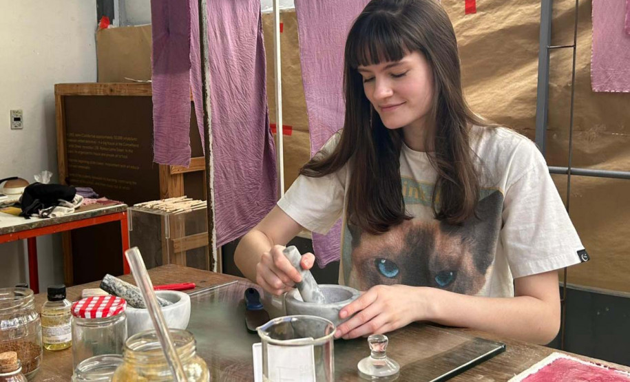 Museu Casa Alfredo Andersen (MCAA) - Oficina – No dia 20 (segunda-feira), às 15h, Bianca Stella – atual residente da Academia Alfredo Andersen – irá conduzir uma oficina gratuita sobre o processo de criação de pigmentos naturais, a partir de vegetais e minerais.