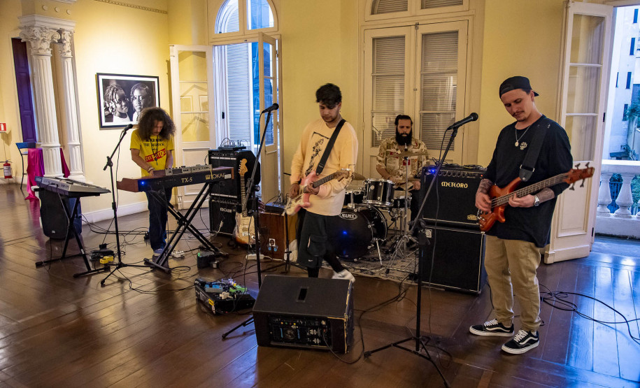 Museu da Imagem e do Som (MIS-PR)  -  Tons Vizinhos – Venha curtir música boa no MIS-PR! O Tons Vizinhos é uma parceria com os estudantes e professores da Escola de Música e Belas Artes do Paraná (Embap), da Universidade Estadual do Paraná (Unespar).