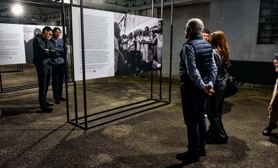 Museu da Imagem e do Som (MIS-PR)  - Visita Guiada – No sábado 25 de outubro, às 11h, ocorre a visita guiada à exposição “Desse Lado do Muro”, parte do Projeto Cárcere do Museu de Imagem e Som do Paraná