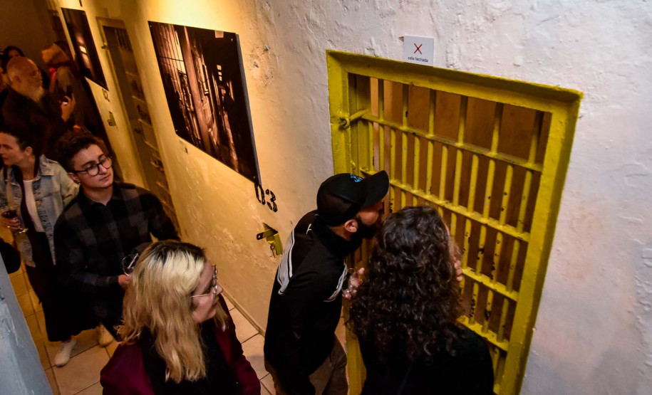 Museu da Imagem e do Som (MIS-PR)  - Visita Guiada – No sábado 25 de outubro, às 11h, ocorre a visita guiada à exposição “Desse Lado do Muro”, parte do Projeto Cárcere do Museu de Imagem e Som do Paraná