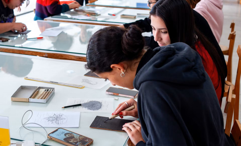 Museu Oscar Niemeyer (MON) - Oficina | Laboratório de materiais – Explore os limites entre pintura e desenho e investigue o diálogo entre diferentes materiais artísticos nesta oficina, que acontece na terça-feira (21) às 14h, no Espaço das Oficinas.