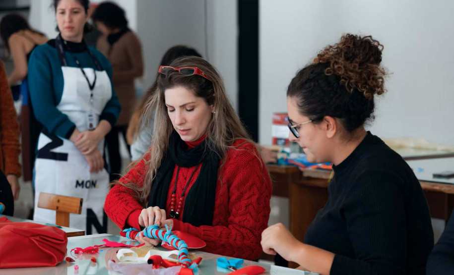 Museu Oscar Niemeyer (MON) -  MON na Escola | Laboratório de corpo e cinema – O MON na Escola, ação educativa que busca ampliar a margem de diálogo entre o museu e a sala de aula, convida os educadores a explorar a linguagem corporal e sua relação com a narrativa cinematográfica num laboratório de corpo e cinema