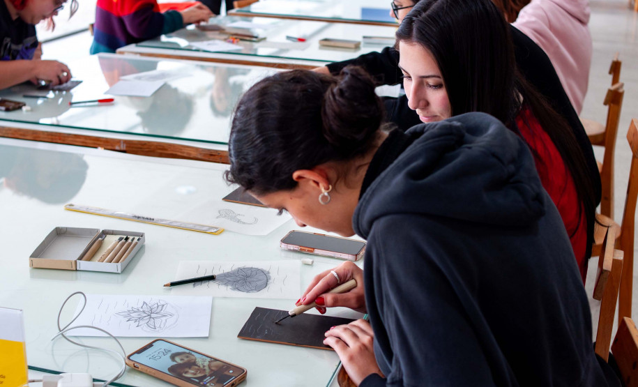 MON realiza oficina de desenho inspirada na mostra da artista Teca Sandrini