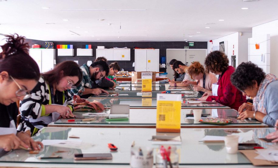 MON realiza oficina de desenho inspirada na mostra da artista Teca Sandrini