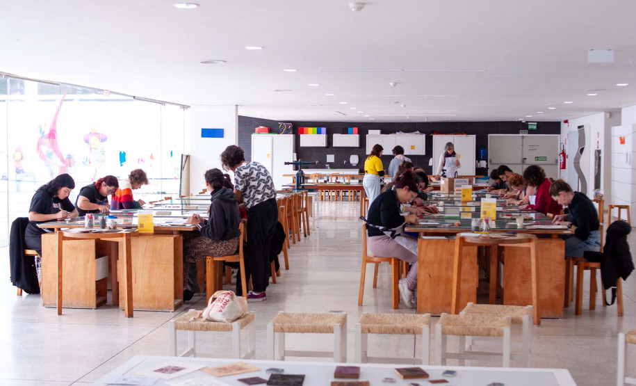 MON realiza oficina de desenho inspirada na mostra da artista Teca Sandrini