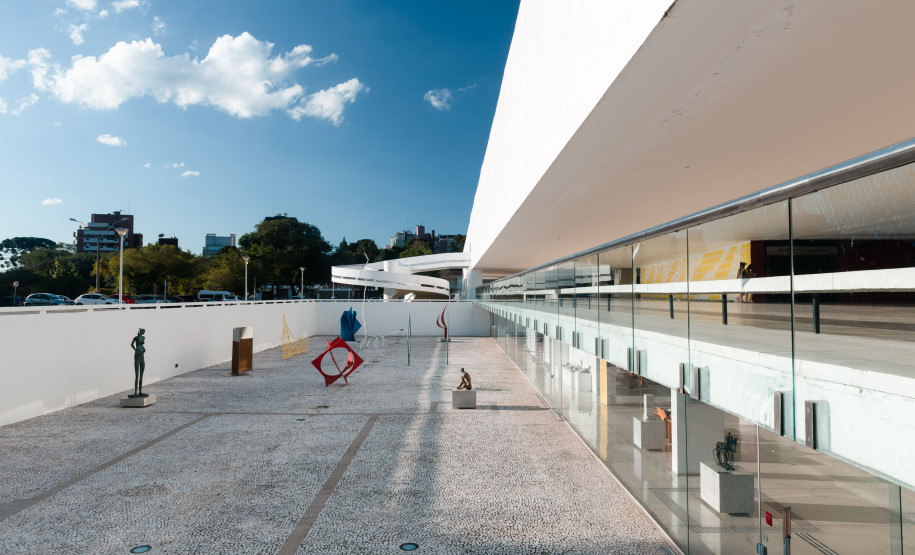 Museu Oscar Niemeyer realiza restauro em três obras de grandes dimensões