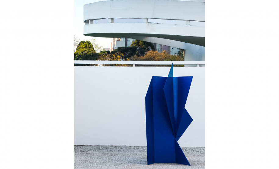 Museu Oscar Niemeyer realiza restauro em três obras de grandes dimensões - Escultura de Emanoel Araújo