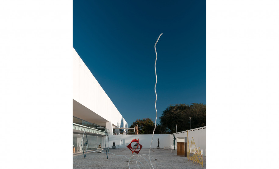 Museu Oscar Niemeyer realiza restauro em três obras de grandes dimensões - Obra de Tomie Ohtake