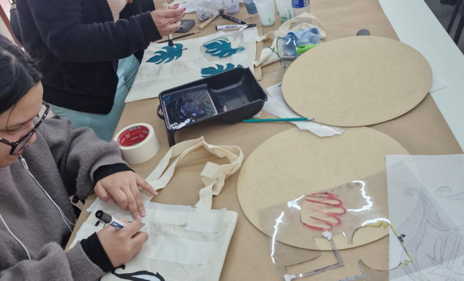 Imagem dos participantes durante o curso "Marcas da história: Pinturas Decorativas da Casa Gomm".