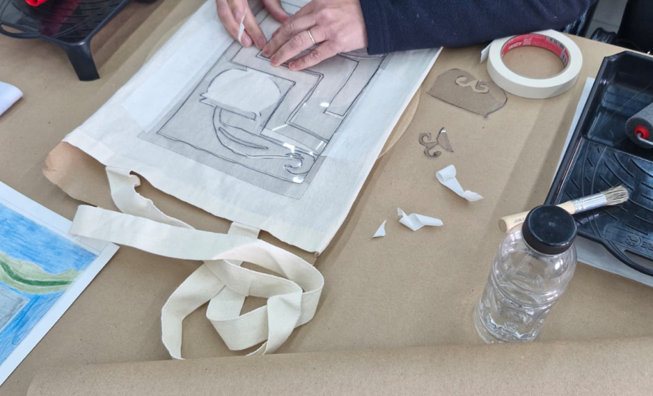 Imagem dos participantes durante o curso "Marcas da história: Pinturas Decorativas da Casa Gomm".