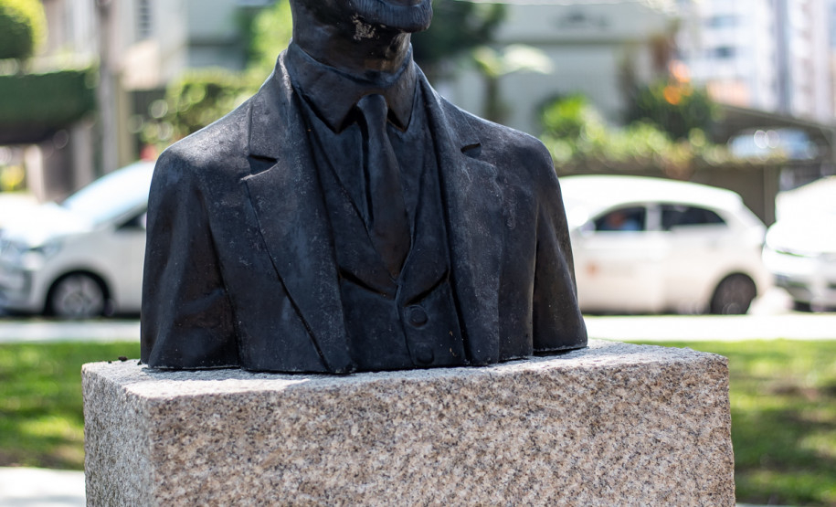 Arte a ceu aberto: mostra de Calderari será inaugurada no sábado na Praça Alfredo Andersen