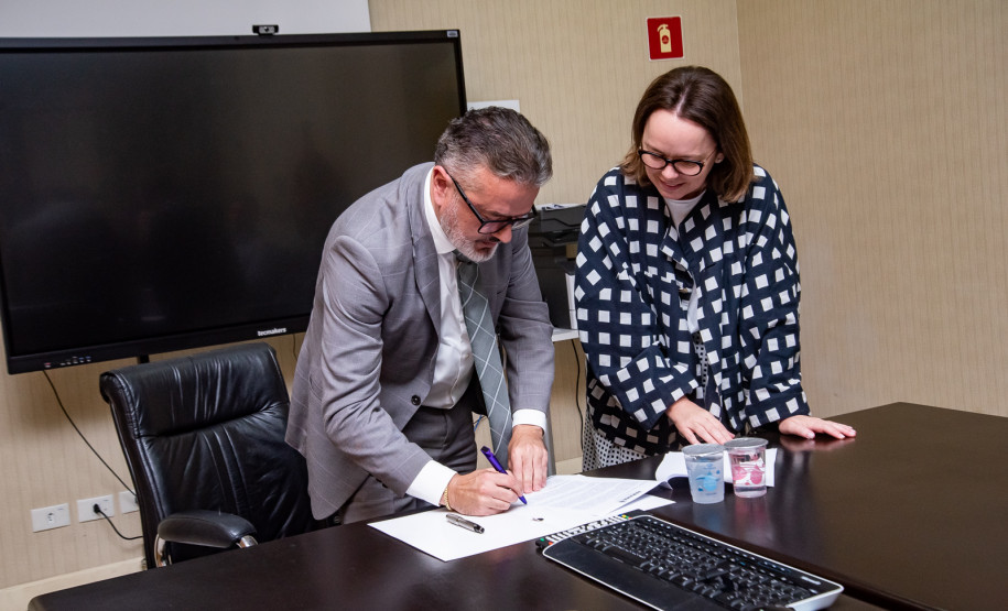 Estado firma acordo para retomada das obras do Museu de Arte Contemporânea do Paraná