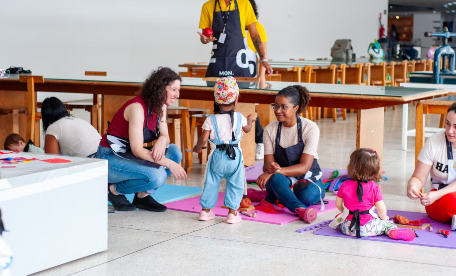 MON convida bebês de 2 a 3 anos a descobrirem a arquitetura em uma oficina sensorial