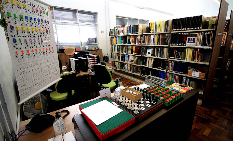 Biblioteca Pública do Paraná (BPP) - SEÇÃO BRAILLE - Cine Inclusivo Sessões de filmes com audiodescrição e janela de libras para pessoas com deficiência visual e auditiva.