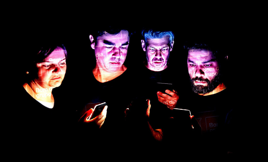 Centro Cultural Teatro Guaíra - Teatro José Maria Santos - Bom dia Grupo – A comédia “Bom Dia, Grupo!”, que mergulha no caos digital da vida moderna, está de volta ao Teatro José Maria Santos para uma curta temporada nos dias 7, 8 e 9 de novembro (sexta a domingo).