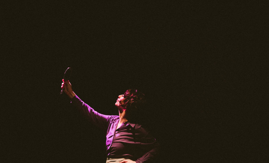 Centro Cultural Teatro Guaíra - Auditório Glauco Flores Sá de Brito (Miniauditório) - Do Dia Que Olhei No Espelho e Não Me Encontrei – O Auditório Glauco Flores de Sá Brito (Miniauditório) recebe, entre os dias 7 e 9 de novembro, o espetáculo "Do Dia Que Olhei no Espelho e Não Me Encontrei", uma reflexão bem-humorada sobre a imposição dos padrões de beleza.