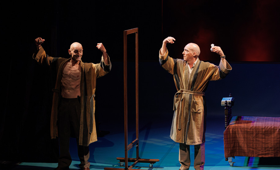 Centro Cultural Teatro Guaíra - Teatro José Maria Santos - Gregor – Uma Odisseia Patética – Neste fim de semana o espetáculo “Gregor – uma odisseia patética”, volta ao palco do Teatro José Maria Santos para uma nova temporada entre 13 e 16 de novembro, com sessões de quinta a sábado, às 20h, e domingo, às 18h.