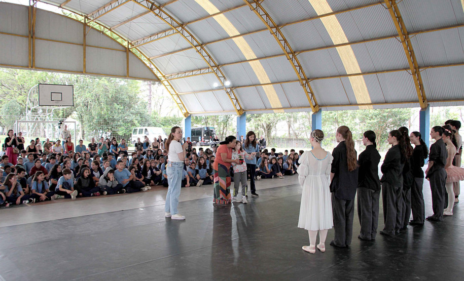 Escola de Dança Teatro Guaíra fez 11 apresentações em pátios de escolas públicas em 2025