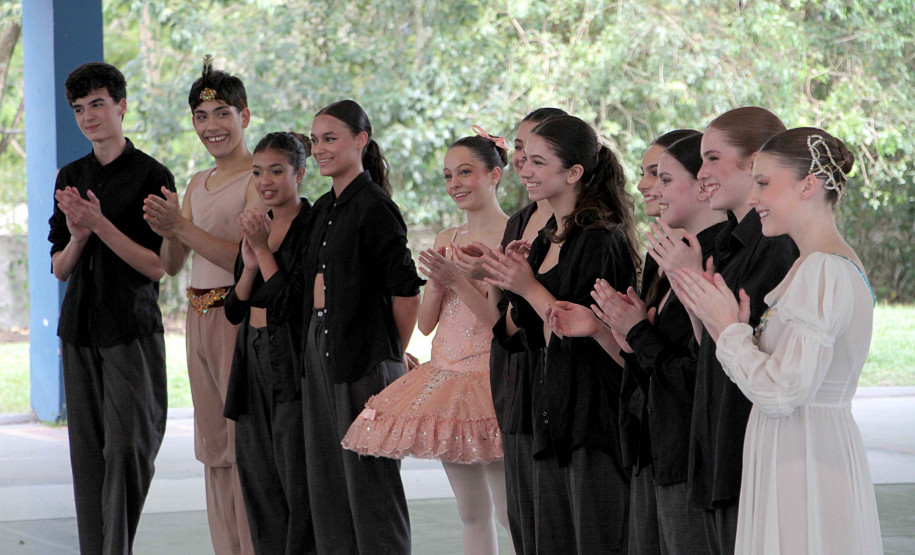 Escola de Dança Teatro Guaíra fez 11 apresentações em pátios de escolas públicas em 2025