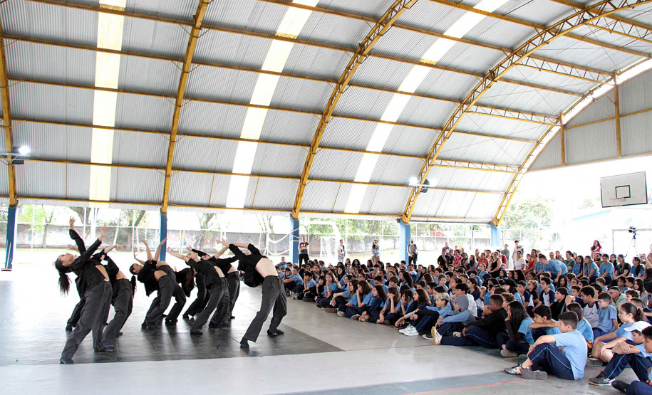 Escola de Dança Teatro Guaíra fez 11 apresentações em pátios de escolas públicas em 2025