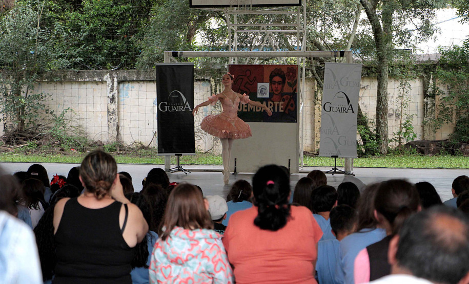 Escola de Dança Teatro Guaíra fez 11 apresentações em pátios de escolas públicas em 2025