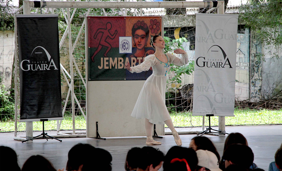 Escola de Dança Teatro Guaíra fez 11 apresentações em pátios de escolas públicas em 2025