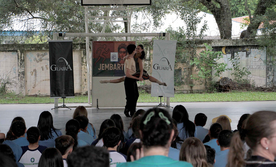 Escola de Dança Teatro Guaíra fez 11 apresentações em pátios de escolas públicas em 2025
