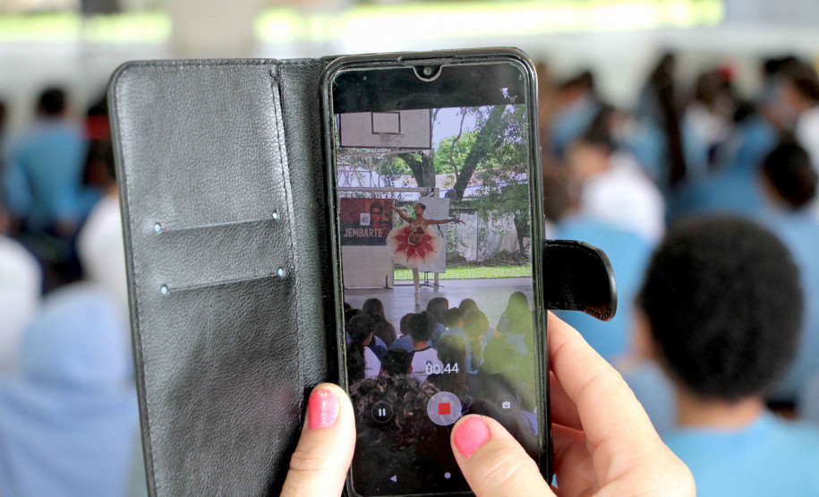 Escola de Dança Teatro Guaíra fez 11 apresentações em pátios de escolas públicas em 2025