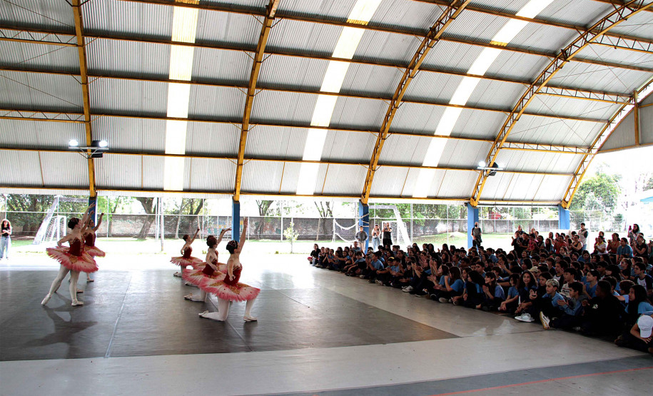 Escola de Dança Teatro Guaíra fez 11 apresentações em pátios de escolas públicas em 2025