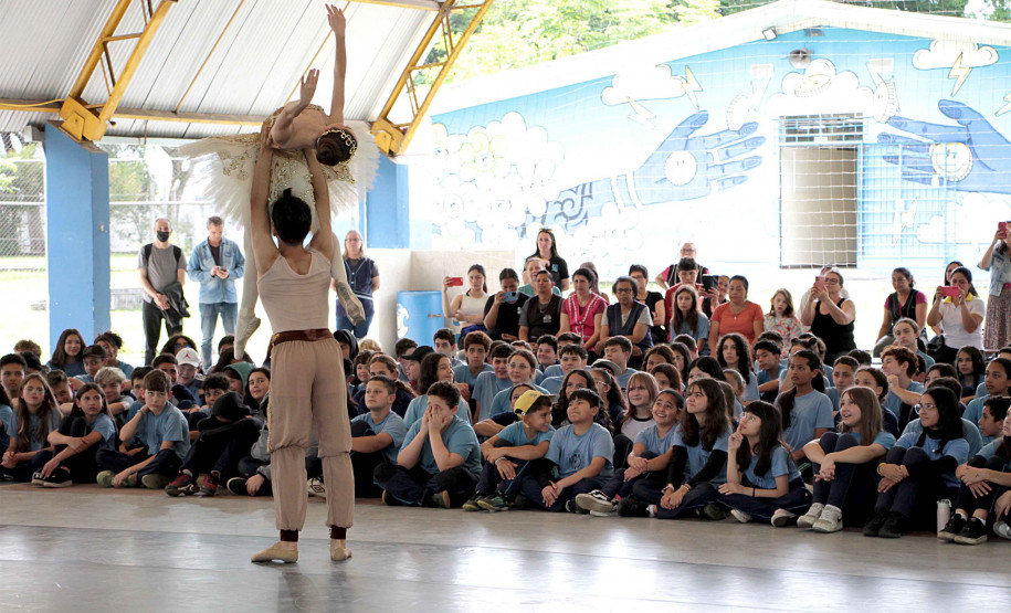 Escola de Dança Teatro Guaíra fez 11 apresentações em pátios de escolas públicas em 2025