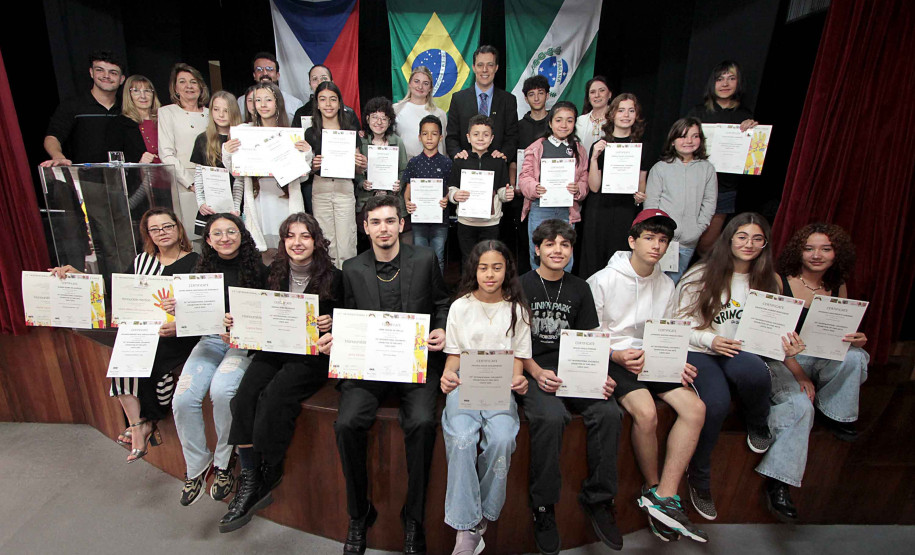 Alunos do Centro Juvenil de Artes Plásticas recebem certificação da República Tcheca