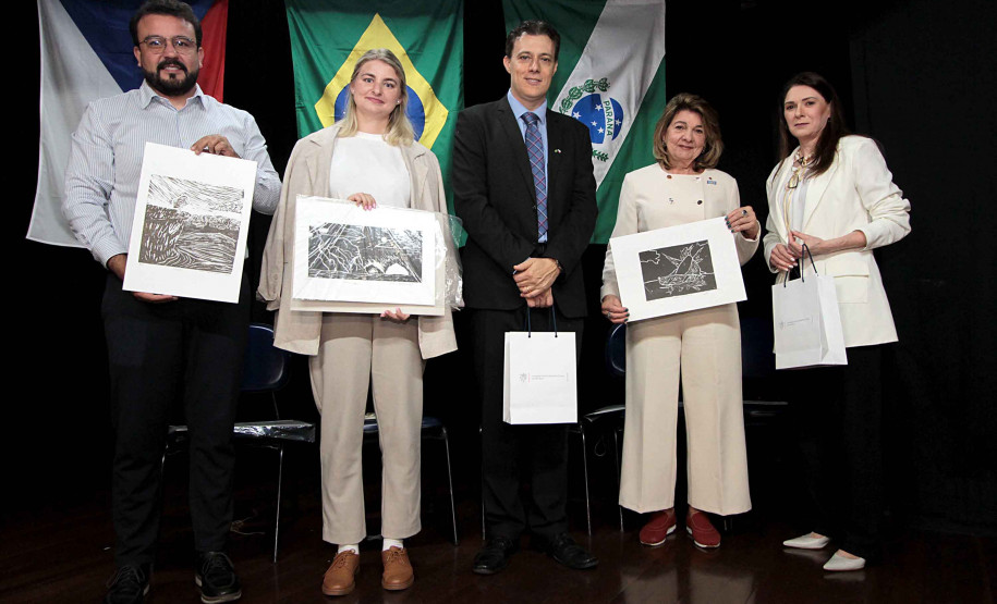 Alunos do Centro Juvenil de Artes Plásticas recebem certificação da República Tcheca