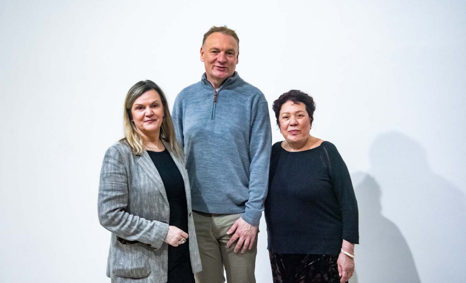 MAC Paraná celebra 55 anos com exposição comemorativa que apresenta obras do acervo - Na foto, a diretora do CAC, Juliane Fuganti com os curadores Marcelo Conrado e Maria José Justino