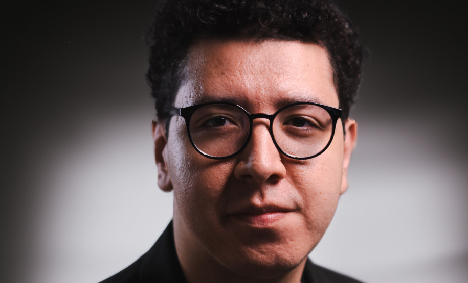 A Orquestra Sinfônica do Paraná realiza no próximo sábado (08), às 16h, no vão livre do Museu Oscar Niemeyer, o quinto concerto da série “OSP no Museu Oscar Niemeyer – Mostly Mozart”, com regência do maestro convidado Matheus Carneiro