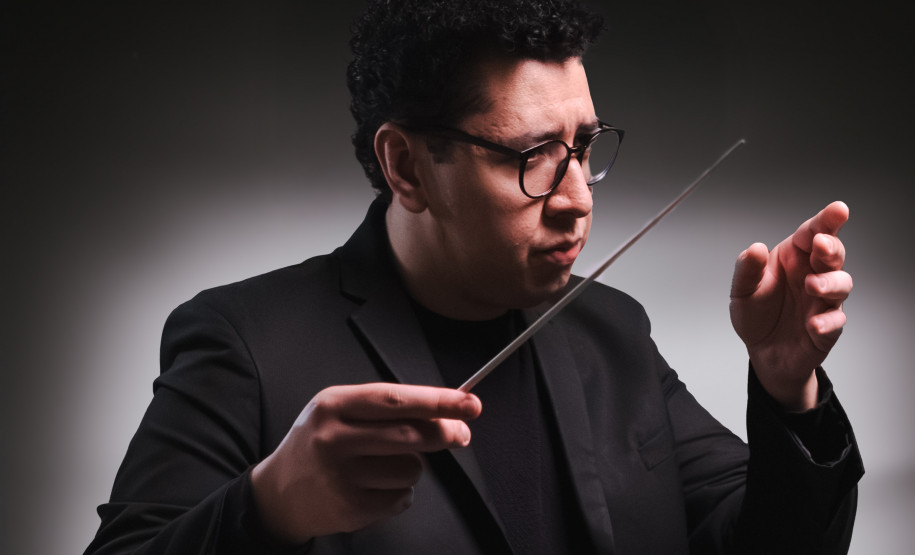 A Orquestra Sinfônica do Paraná realiza no próximo sábado (08), às 16h, no vão livre do Museu Oscar Niemeyer, o quinto concerto da série “OSP no Museu Oscar Niemeyer – Mostly Mozart”, com regência do maestro convidado Matheus Carneiro