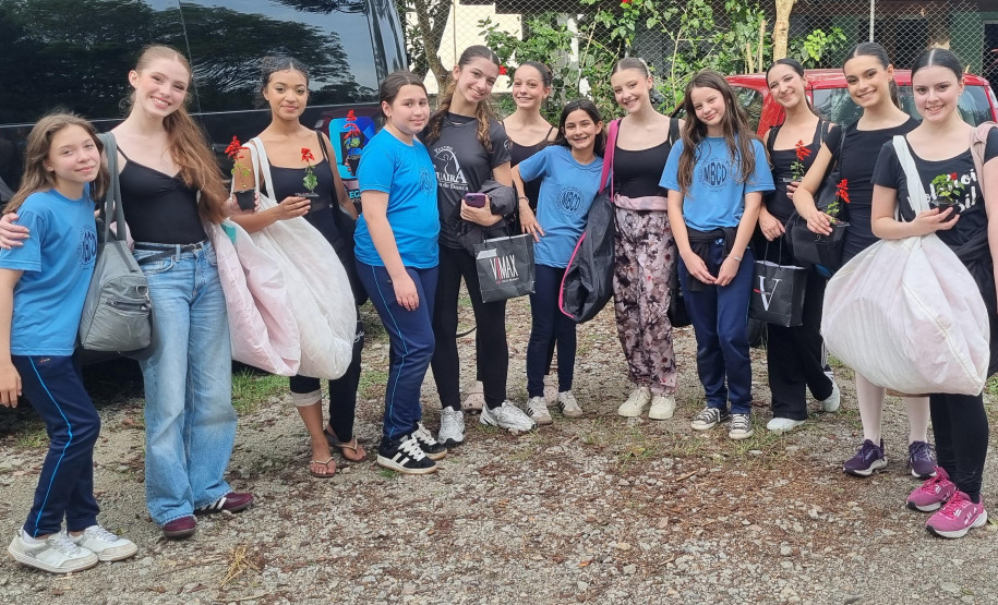 Escola de Dança Teatro Guaíra fez 11 apresentações em pátios de escolas públicas em 2025