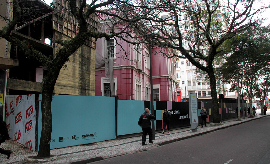 Estado firma acordo para retomada das obras do Museu de Arte Contemporânea do Paraná