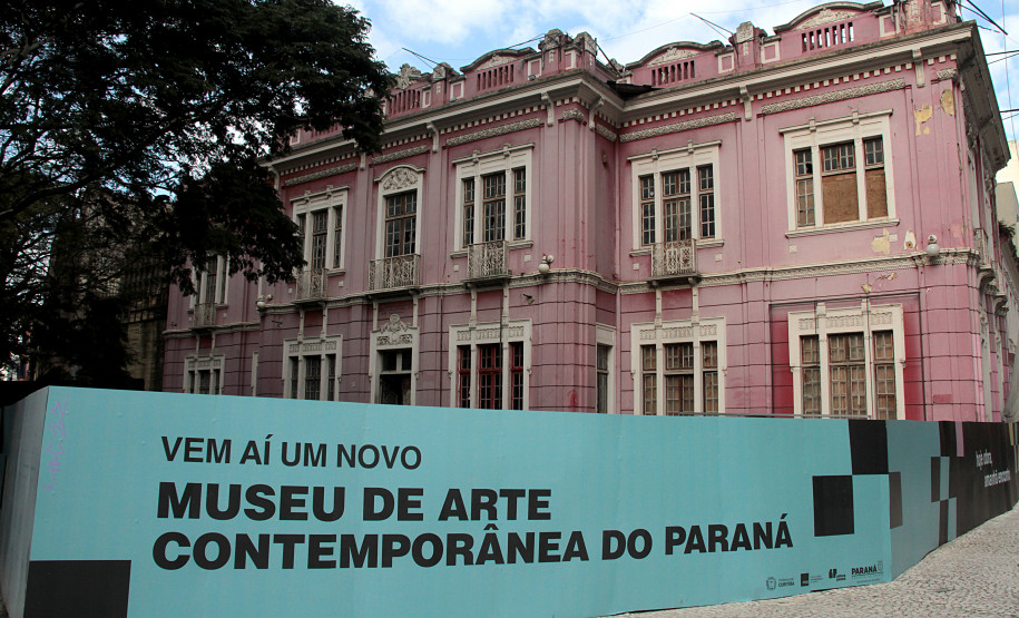 Estado firma acordo para retomada das obras do Museu de Arte Contemporânea do Paraná