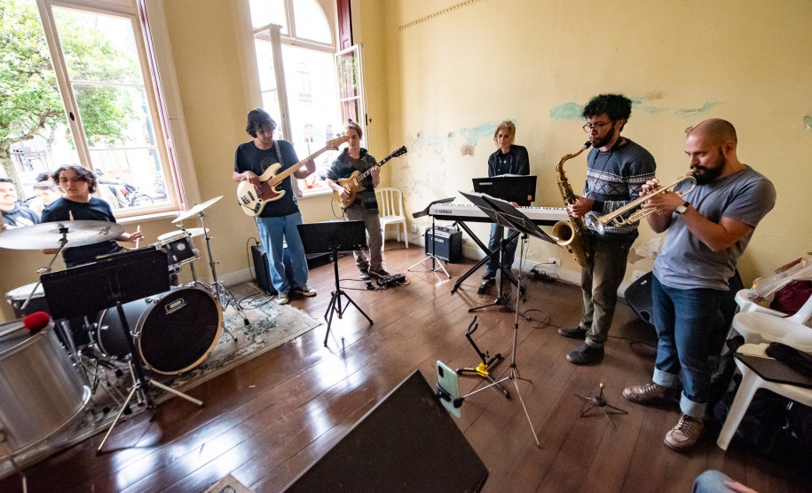Museu da Imagem e do Som - Tons Vizinhos – Venha curtir música boa no MIS-PR! O Tons Vizinhos é uma parceria com os estudantes e professores da Escola de Música e Belas Artes do Paraná (Embap), da Universidade Estadual do Paraná (Unespar).