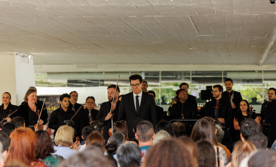 Penúltimo concerto da Orquestra Sinfônica do Paraná no vão do MON reuniu mais de mil pessoas.