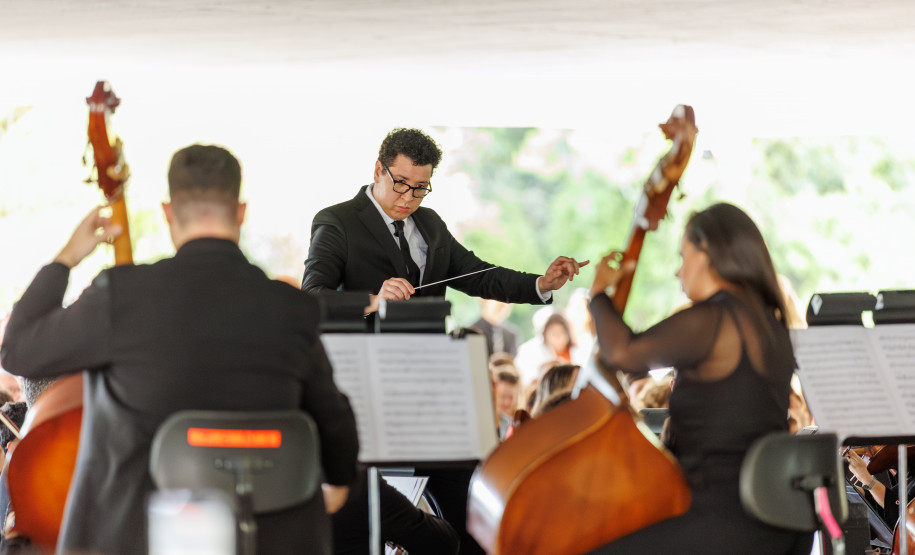 Penúltimo concerto da Orquestra Sinfônica do Paraná no vão do MON reuniu mais de mil pessoas.