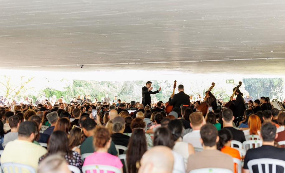Penúltimo concerto da Orquestra Sinfônica do Paraná no vão do MON reuniu mais de mil pessoas.