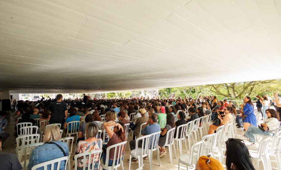 Penúltimo concerto da Orquestra Sinfônica do Paraná no vão do MON reuniu mais de mil pessoas.