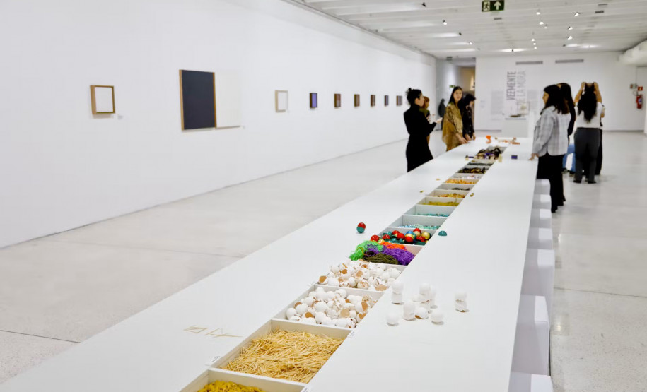 MON – Museus Oscar Niemeyer - Mediação | Veemente – Nesta mediação, conheça a fundo o universo obssessivo do artista mexicano Gabriel de la Mora, retratado na exposição “Veemente”. A mostra, em cartaz na Sala 1, tem curadoria de Marcello Dantas.